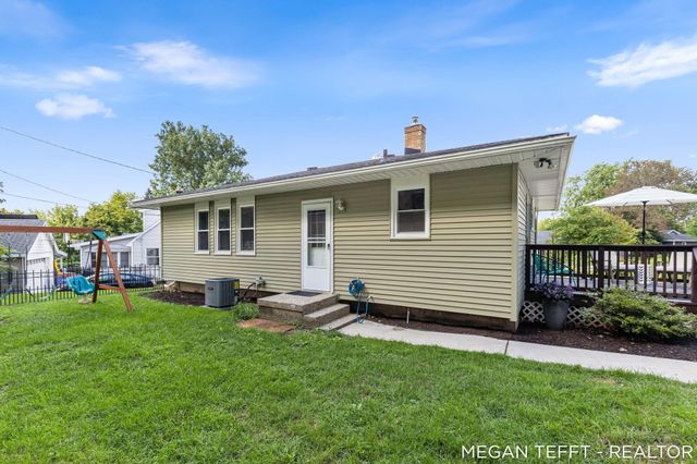 1074 Washtenaw Drive NE, Grand Rapids, MI 49505