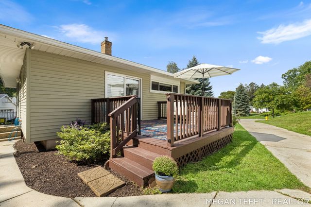 1074 Washtenaw Drive NE, Grand Rapids, MI 49505