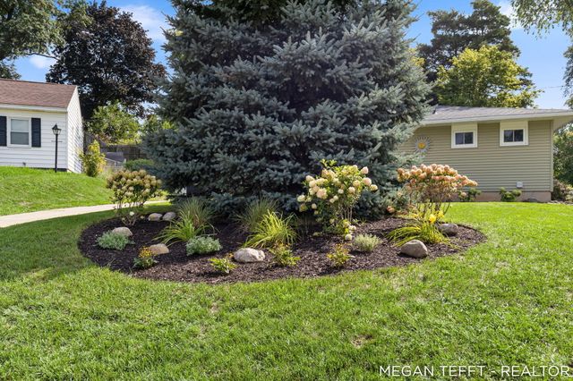 1074 Washtenaw Drive NE, Grand Rapids, MI 49505