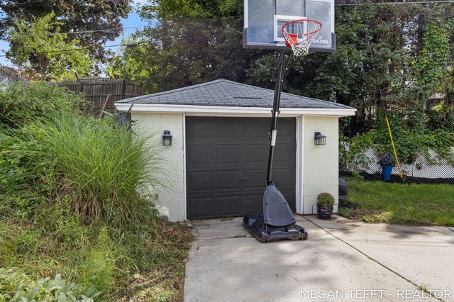 1074 Washtenaw Drive NE, Grand Rapids, MI 49505