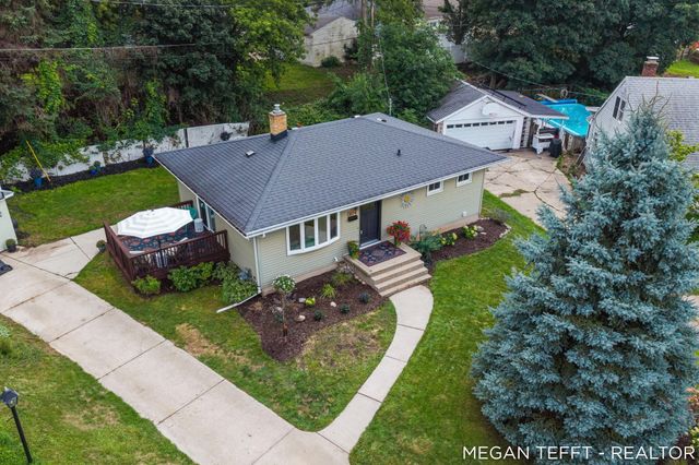1074 Washtenaw Drive NE, Grand Rapids, MI 49505