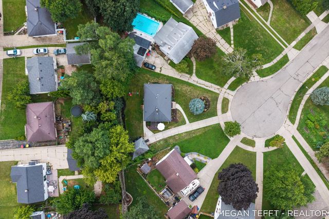 1074 Washtenaw Drive NE, Grand Rapids, MI 49505