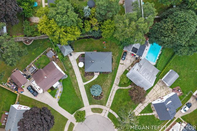 1074 Washtenaw Drive NE, Grand Rapids, MI 49505