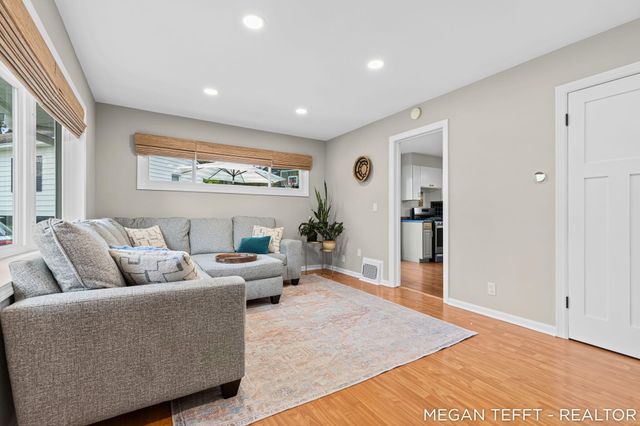 1074 Washtenaw Drive NE, Grand Rapids, MI 49505