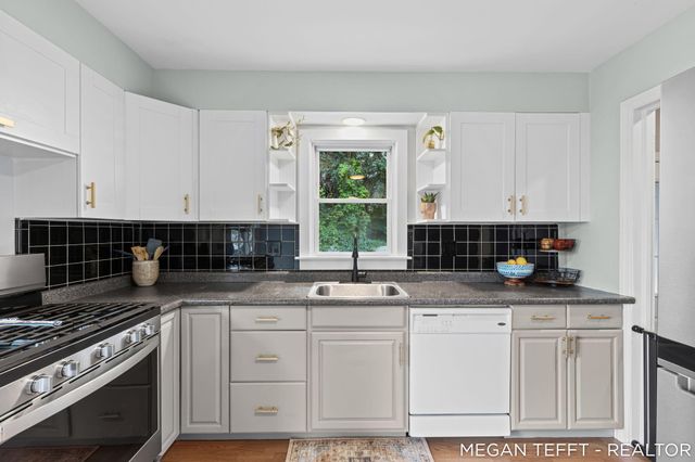 1074 Washtenaw Drive NE, Grand Rapids, MI 49505