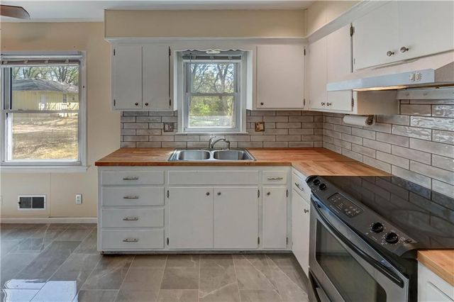 11003 Herrick Avenue, Kansas City, MO 64134