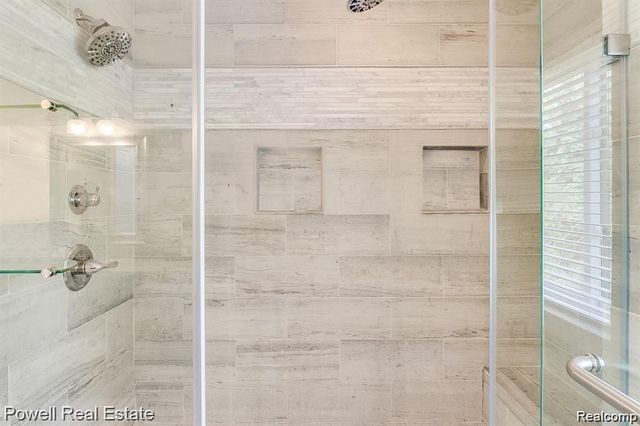 1968 MAPLEWOOD Avenue, Bloomfield Charter Township, MI 48302