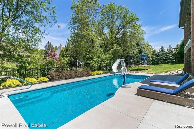 1968 MAPLEWOOD Avenue, Bloomfield Charter Township, MI 48302