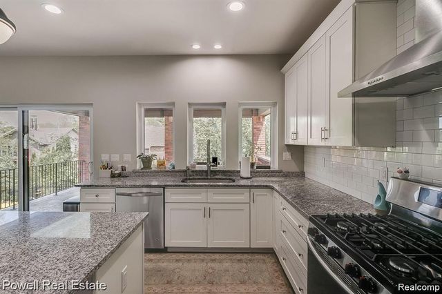 1968 MAPLEWOOD Avenue, Bloomfield Charter Township, MI 48302