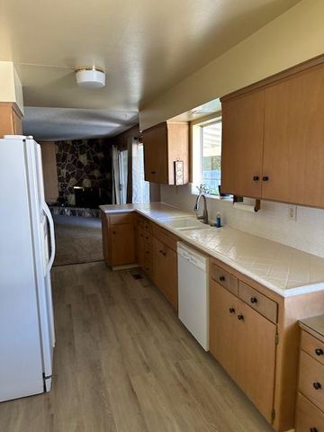 2202 W Lincoln Avenue, Fresno, CA 93706