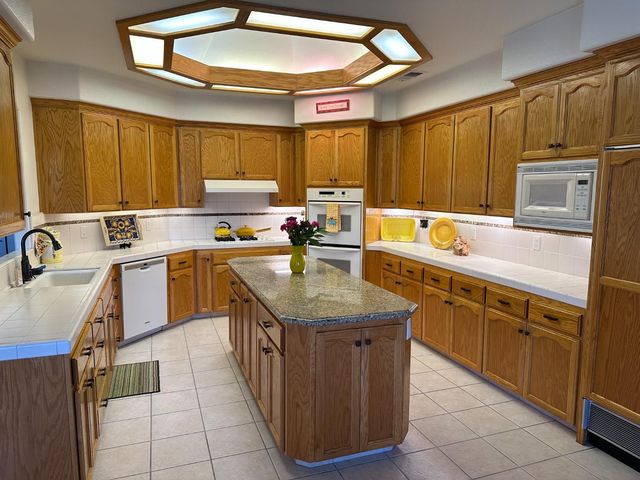 2202 W Lincoln Avenue, Fresno, CA 93706