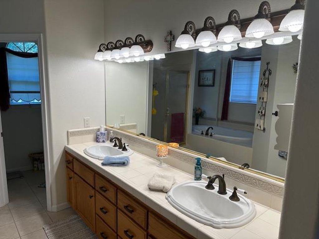 Image 14 of property listing at 2202 W Lincoln Avenue, Fresno, CA 93706