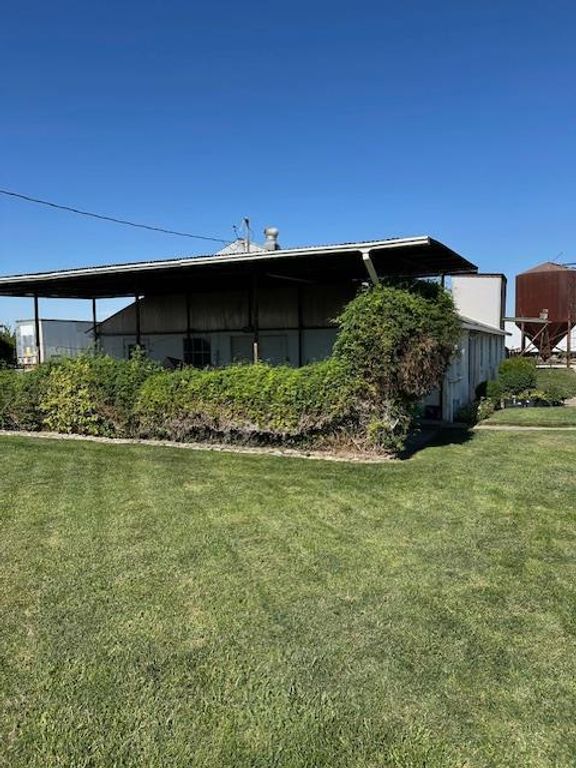 Image 26 of property listing at 2202 W Lincoln Avenue, Fresno, CA 93706