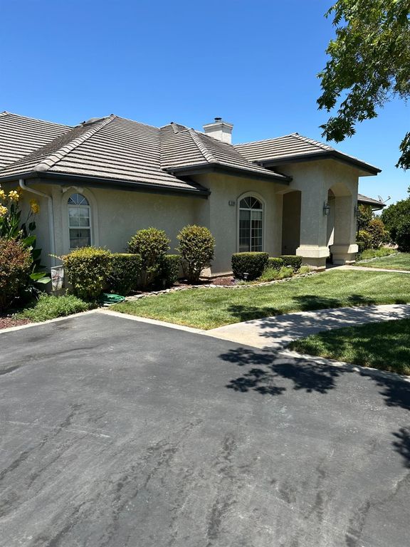 Image 3 of property listing at 2202 W Lincoln Avenue, Fresno, CA 93706