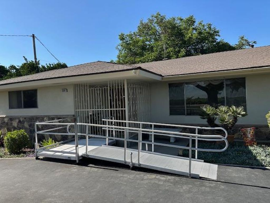 Image 37 of property listing at 2202 W Lincoln Avenue, Fresno, CA 93706