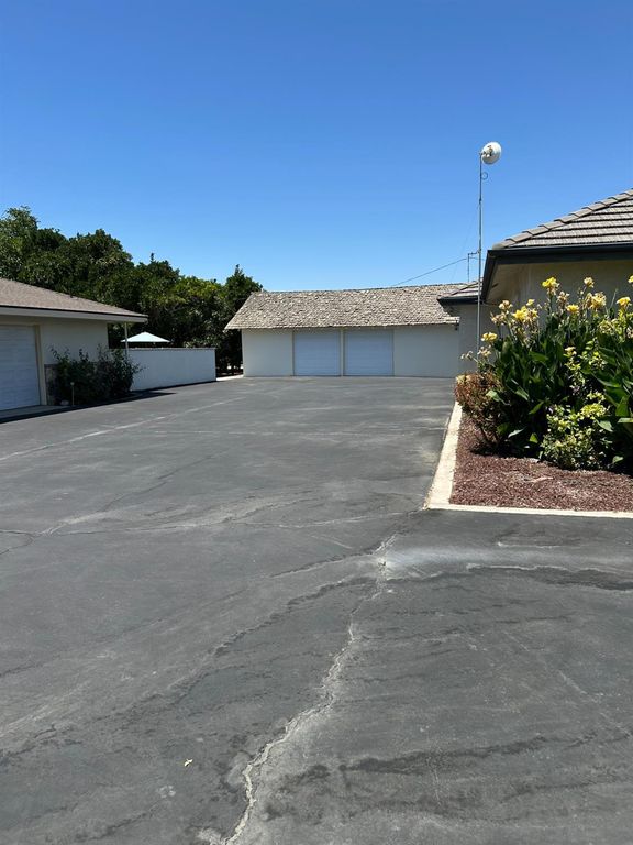 Image 4 of property listing at 2202 W Lincoln Avenue, Fresno, CA 93706