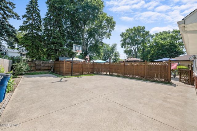 2115 Thornapple Drive, Toledo, OH 43614