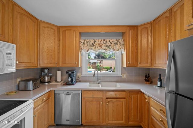 2115 Thornapple Drive, Toledo, OH 43614