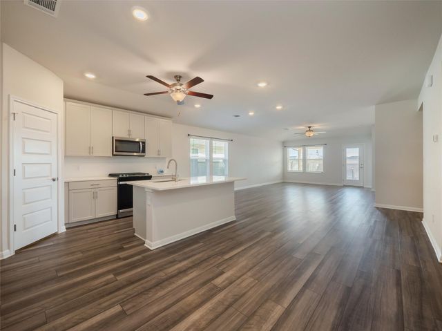 130 Greenspire LN, Hutto, TX 78634