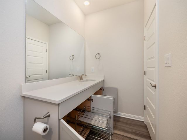 130 Greenspire LN, Hutto, TX 78634