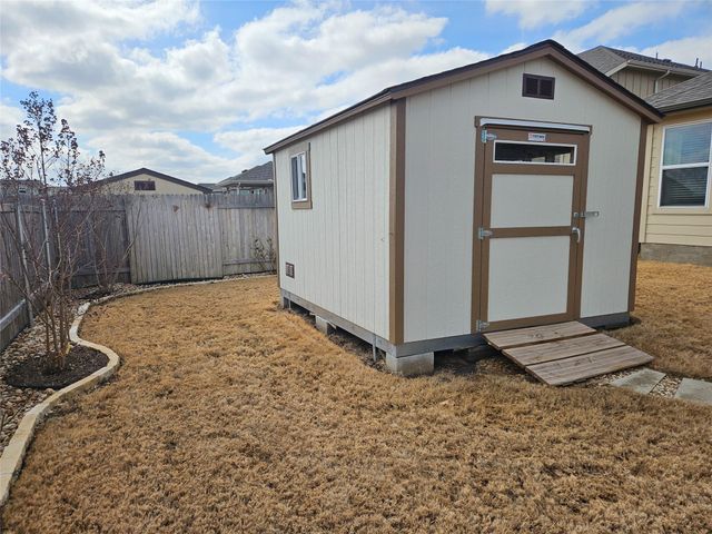 130 Greenspire LN, Hutto, TX 78634