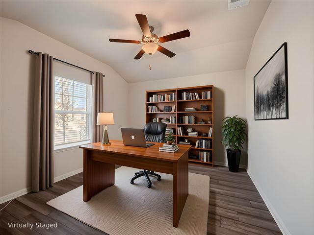 130 Greenspire LN, Hutto, TX 78634