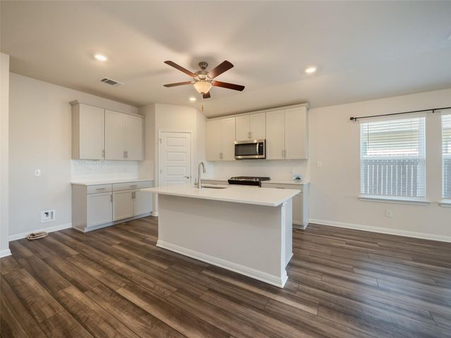 130 Greenspire LN, Hutto, TX 78634