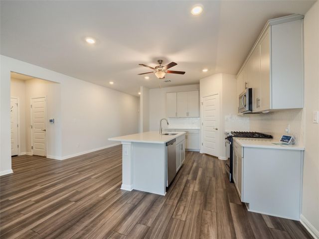 130 Greenspire LN, Hutto, TX 78634