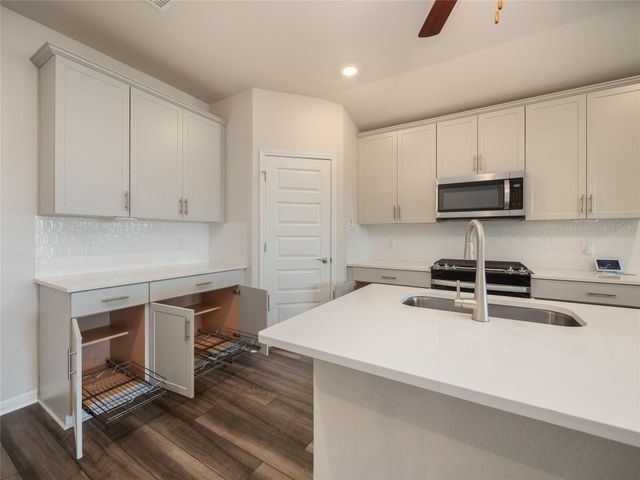 130 Greenspire LN, Hutto, TX 78634