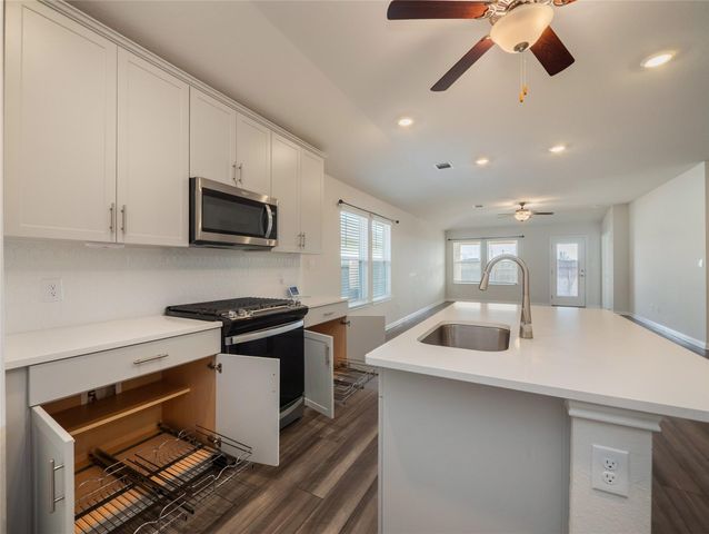 130 Greenspire LN, Hutto, TX 78634