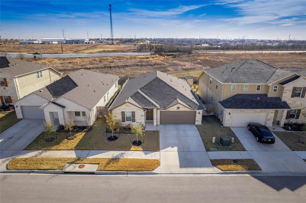 130 Greenspire LN, Hutto, TX 78634