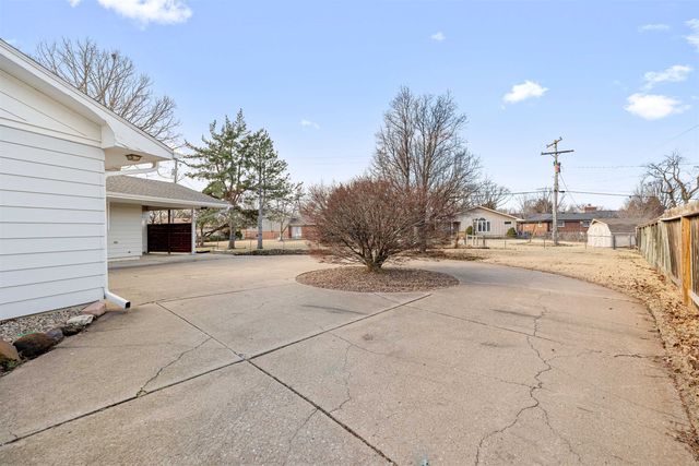 2042 Quincy Cir., Salina, KS 67401