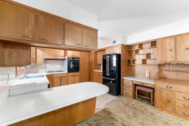 2042 Quincy Cir., Salina, KS 67401