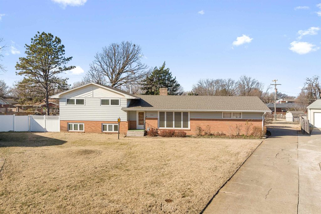 2042 Quincy Cir., Salina, KS 67401