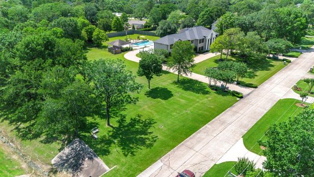 206 Greenbriar Avenue, Friendswood, TX 77546