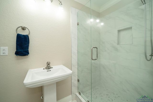 5026 E Country Club Rd, Longview, TX 75602