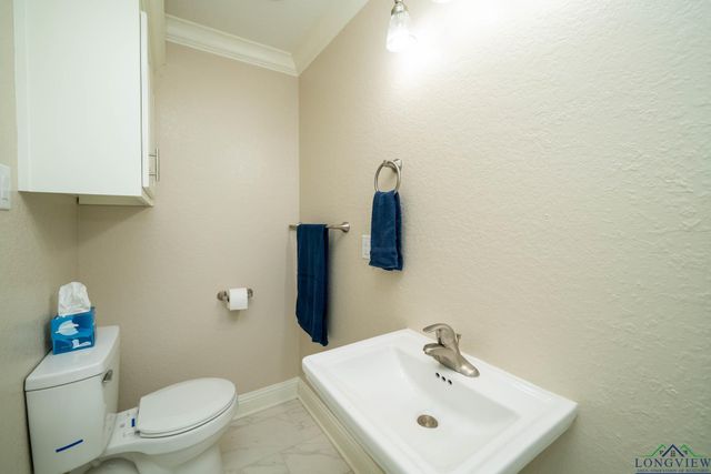 5026 E Country Club Rd, Longview, TX 75602