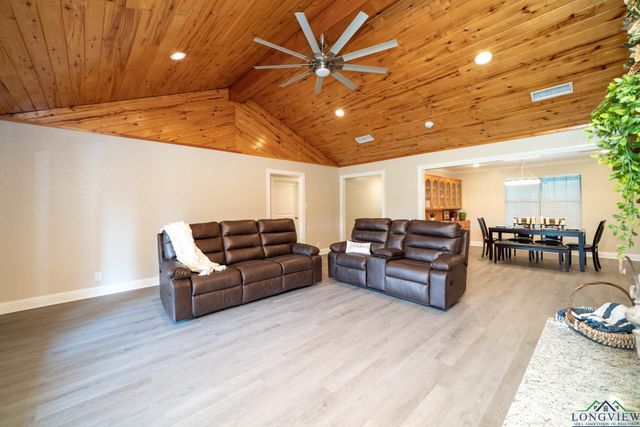 5026 E Country Club Rd, Longview, TX 75602