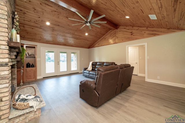 5026 E Country Club Rd, Longview, TX 75602