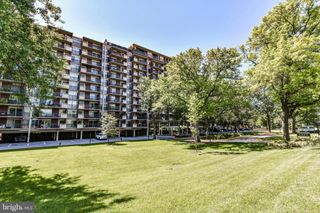 1300 ARMY NAVY DR #817, Arlington, VA 22202