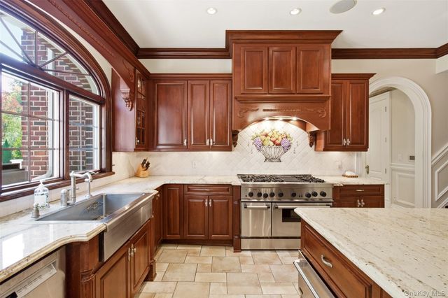147 Bacon Road, Old Westbury, NY 11568