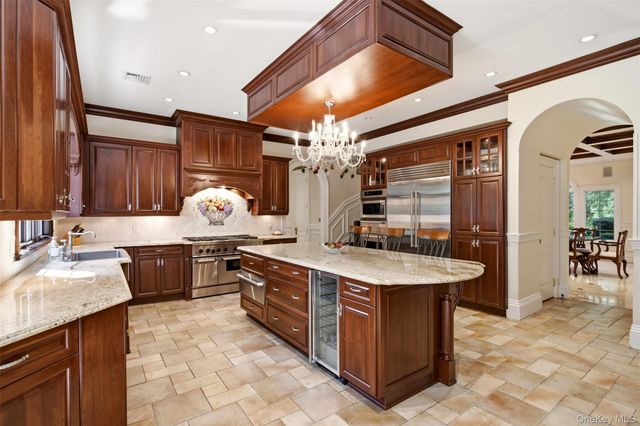 147 Bacon Road, Old Westbury, NY 11568