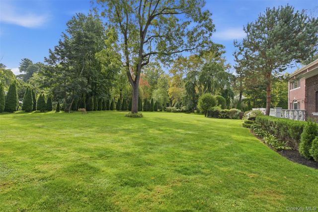 147 Bacon Road, Old Westbury, NY 11568