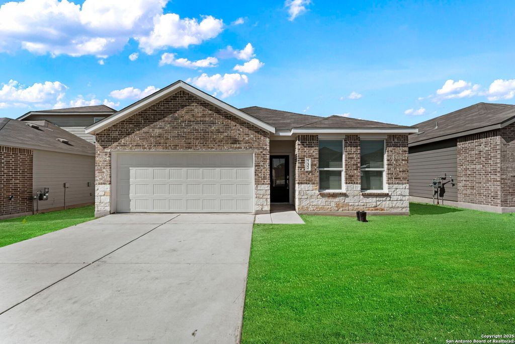 726 Bee Ridge Pt, New Braunfels, TX 78130