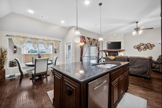 2840 Mariposa Drive, Grand Prairie, TX 75054