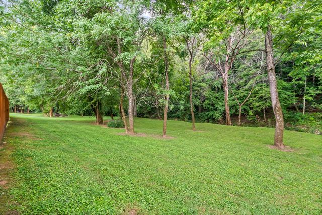 1725 Rains Rd, Clarksville, TN 37042