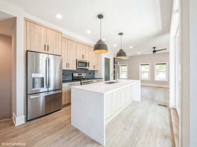 1607 W Waveland Avenue 1S, Chicago, IL 60613