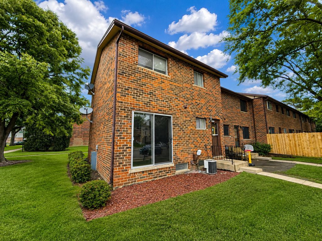 18W123 Kirkland Lane, Villa Park, IL 60181 — photo 2