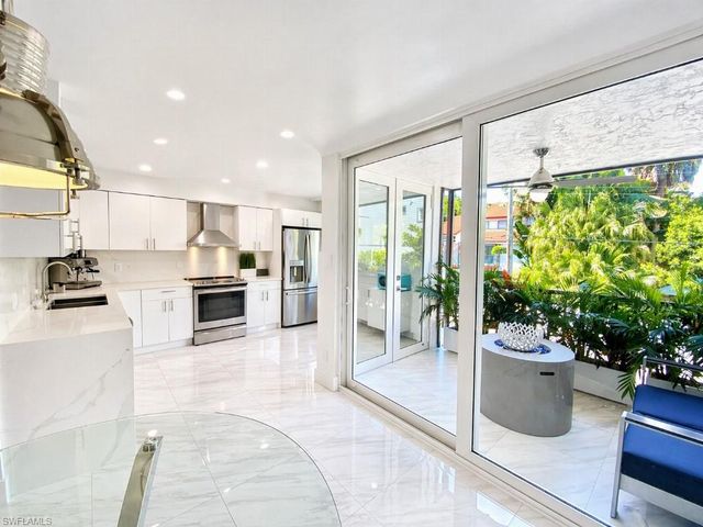 995 9th AVE S 4, Naples, FL 34102