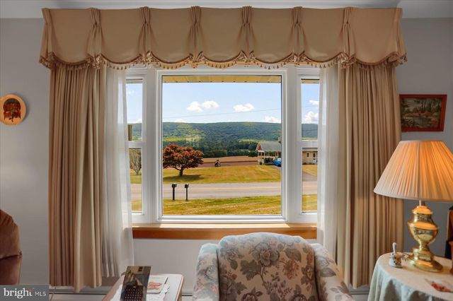 616 W MAPLE ST, Valley View, PA 17983